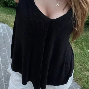 Snyggt svart urringat linne  - Hej, jag säljer ett jättefint svart linne från Gina Tricot. Linnet är i bra skick och passar perfekt att använda på festligare tillfällen eller bara till vardags🤩Trots att linnet är i storlek L så skulle jag säga att de även passar en M och S. 