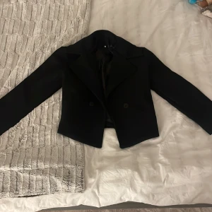 Jacka  - En helt ny fantastiskt fin jacka! Den är i fint skick och har aldrig andvänts. Jag säljer den på grund av att den tyvärr är för liten. Ny priset är 550 men kommer sälja den billigare!