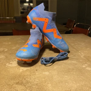 Puma x neymar fotbollsskor - Ett par sköna puma fotboll skor i storlek 37 kuddar i bakre hälen (dem är blöta på bilden)