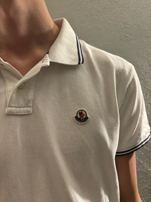 Moncler Piké - Moncler Piké | Inga defekter (nyskick) | Modellen på bilden är 184cm lång | Kvitto finns | Tveka inte på att höra av dig vid funderingar eller fler bilder❕