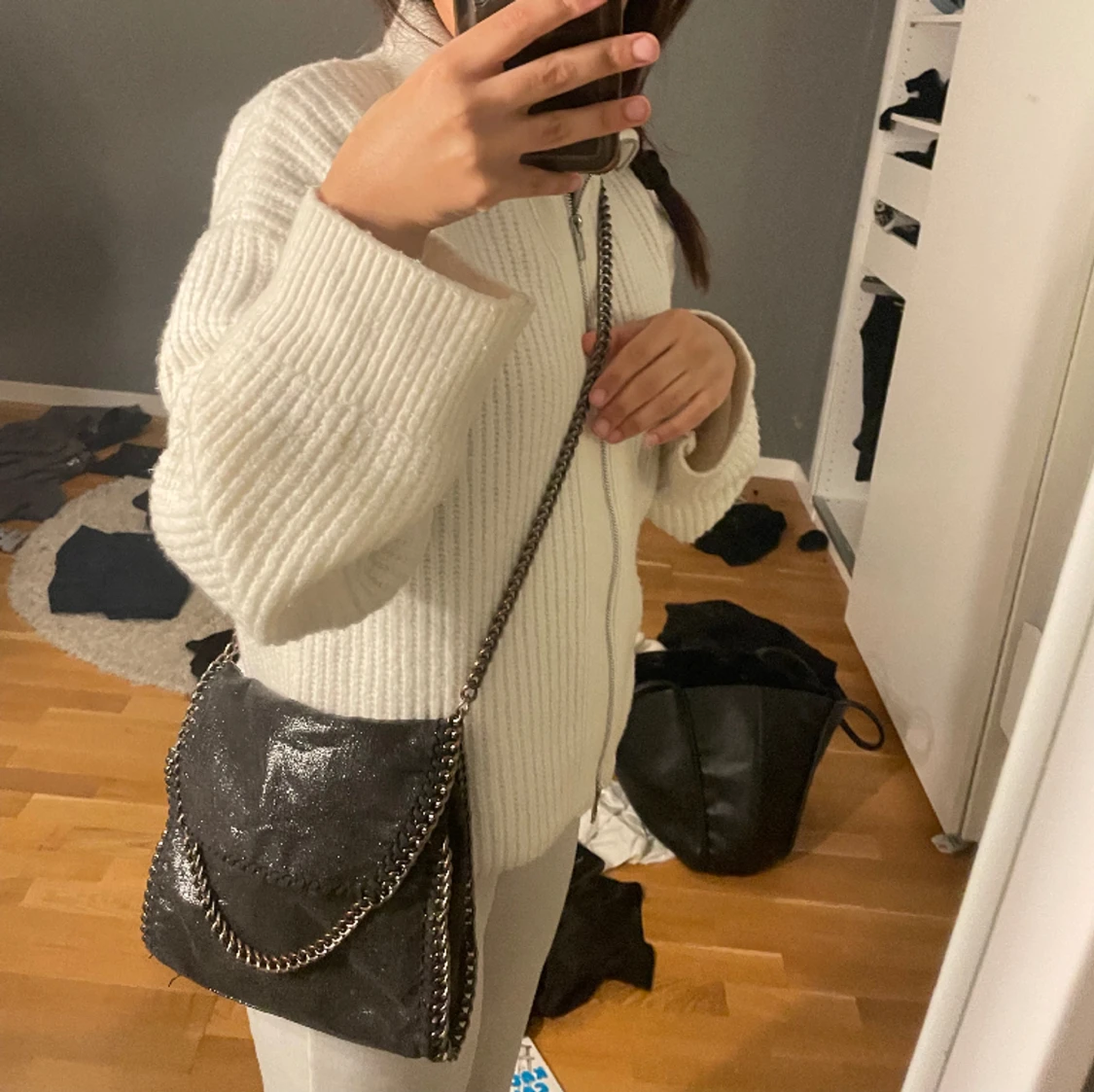 Glittrig axelremsväska 