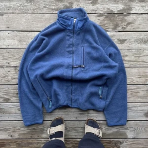 Vintage patagonia fleece - Patagoniatröja synchilla fleece i mörkblå. Inga defekter eller skador, storlek L.