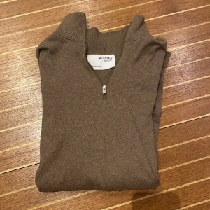 Selected halfzip - Tja säljer denna half zip från selected homme. Skick 8/10. Den är 100% bomull. Hör av dig vid minsta fundering!