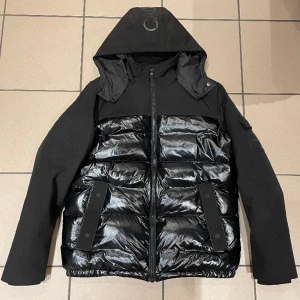 CALVIN KLEIN VINTERJACKA - Väldigt varm jacka från Calvin Klein, köpte den på Care of Carl för ungefär 3 år sedan och har sällan använt den. 9/10 skick. Nypris 5000 kr.   Ifall du har funderingar kring storlekar eller vill ha mer bilder löser jag det.  PRISET ÄR PRUTBART!!!!!