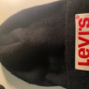 Mössa  - Tjena! Säljer en sparsamt använd Levis mössa. Tveka inte på att höra av er vid funderingar och frågor! Mvh Sixten 