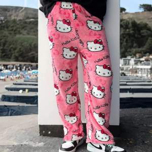 Rosa jätte mjuka och mysiga Hello Kitty byxor i storlek M 💕 Onvända bara testade en gång, för fler bilder skriv till mig privat 😇