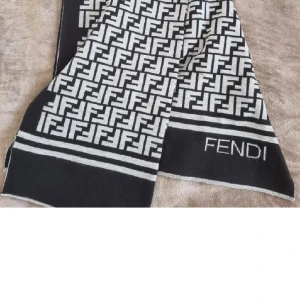 FENDI scarf - Säljer en riktigt snygg FENDI scarf. Scarfen är stor och varm, därmed är den också perfekt till vintern.