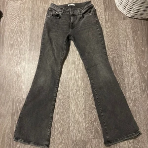 Bootcut Jeans - Gråa Bootcut jeans med medelhög midja. Storlek 38 från Ginatricot.