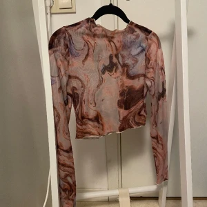 Genomskinlig tröja  - Genomskinlig tröja med coolt mönster 