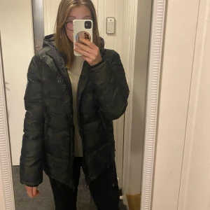 Vinterjacka  - Säljer denna mycket fina vinterjackan från SVEA. Storleken är 170 men passar mig bra som är 167cm lång och vanligtvis bär strl S. Nypris = 800kr