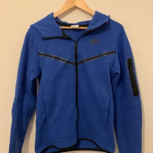 Nike tech tröja  - Säljer min Nike tech tröja i storlek xs i färg royal blue, 