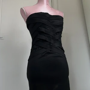 Klänning  - Klänning med korsade band framtill🖤Dragkedja baktill. Står storlek L men sitter mer som en S.