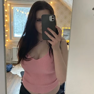 Rosa topp - Superfin rosa topp-linne  från ”& other stories”. Väldigt fin passform och sitter bra på kroppen. Kan finnas vissa defekter, därav priset 🤍