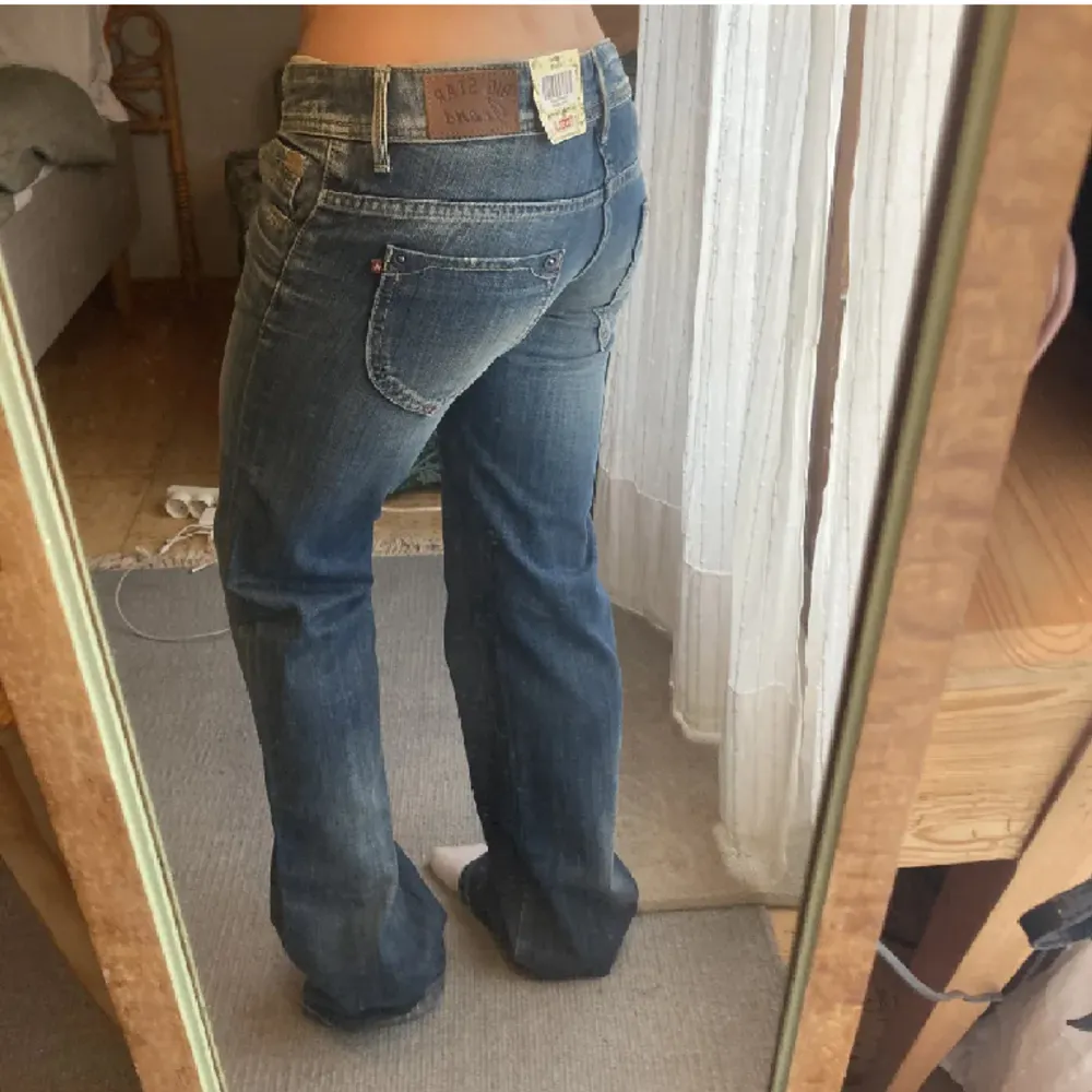 midjemått: 35cm, innerbenslängd: 80cm. Jag är 160cm o de är lite för långa på mig. nyskick med lappar kvar 💓. Jeans & Byxor.