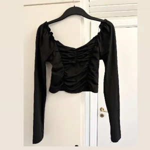 Svart gullig tröja - Super fin svart tröja. Lite ”mönster” överallt. Funkar att ha som både offshoulder men även vanligt. Ganska tunnt material. Säljer likadan i beige/brun