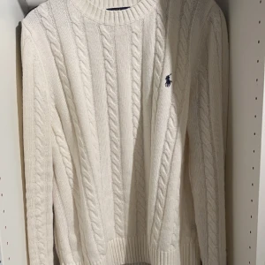 Ralph lauren - Säljer min kabel stickade raffe tröja i denna snygga krämvita färg. Väldigt bra skick har dock krympt lite passar mer stl M nu Jag är 184cm Skriv vid frågor