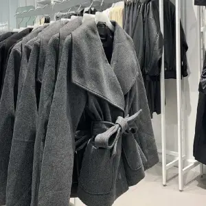 Säljer min jacka ifrån Vero Moda, i den gråa färgen! Storlek S ❄️