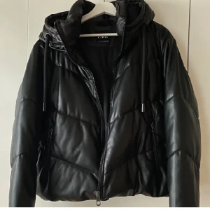 Zara jacka - Säljer denna zara jackan, skriv om ni vill ha egna bilder (bilden är lånad) 