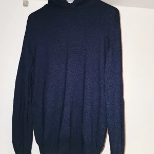 Oscar Jacobson Pascal Hoodie - Pascal Hoodie Ull/viskos/cashemere blandning Använt varsamt, inga defekter. Made in italy Ord pris: 1499:- 