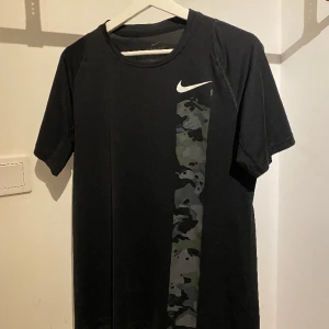 Nike Svart träningströja  - Säljer en svart träningströja från nike som är sparsamt använd. Skriv för mer info🤙🏼