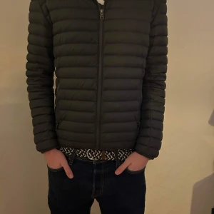 Colmar jacka - En jacka i riktigt snygg färg. Skick 9/10. Moddelen är 185 och väger 65 kilo. Tveka inte på att höra av er vid några funderingar.