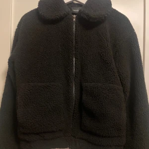 Teddyjacka - Lägger upp igen då personen som skulle köpa jackan ångrade sig. Jackan är i bra skick! 