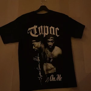 T shirt - Säljer denna riktigt snygga t shirt för att den är för stor för mig. Använd 1 gång.  Storlek: s