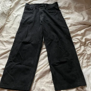 Astro loose Weekday jeans - Astro loose baggy jeans från weekday i svart färg. Uppsydda till att vara 30/31. Inga synliga tecken på att de är använda förutom det. 