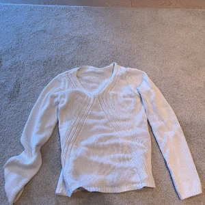 Vit stickad tröja - Säljer den här söta vita stickade tröjan💕