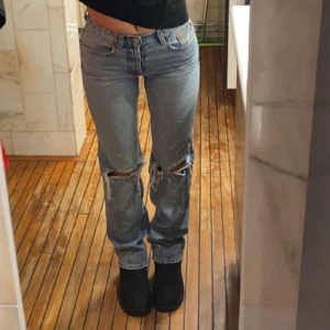 Lågmidjade zara jeans  - Storlek 32, skick 10/10 skriv för fler bilder 