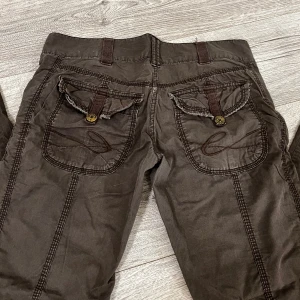 Low waisted cargos  - Super snygga bruna cargos i low waisted modell. Är i storlek 38, men funkar bra för er som har 36 då byxorna är lite små i storleken. 