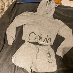 calvin klein sett - säljer mitt calvin klein sett  orginalpris ungefär 250-350kr storlek s