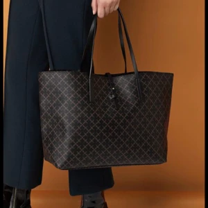 by malene birger väska - säljer min by malene birger väska. den är jätte fint skick förutom handtagen som har slitage (väldigt trasiga). annars är den i jätte bra skick och handtagen går att laga hos en skomakare.💓💓just denna modellen går ej att få tag på längre💓