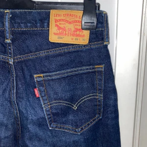 Levis 504 Jeans - Mörkblåa 504 Levis jeans, straight leg. Inga synliga defekter men använda. 9,5/10 skick