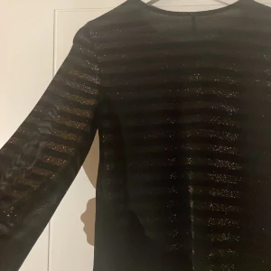 Blus  - Säljer denna otroligt fina blus som är lite randig med glitter. Blusen är lite genomskinlig men så snygg! Hör av dig vid frågor eller om du vill ha fler bilder. Blusen är köpt i butiken Salt men märket är only. ❤️