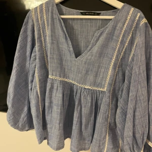 Zara blus - Blus med ballongärm från Zara, strl M💕