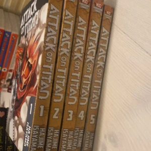 Manga anime böcker - Attack on titan på engelska 1-5 alla är i nyskick säljer för löser inte längre💗 Alla för 160 eller en för 40kr