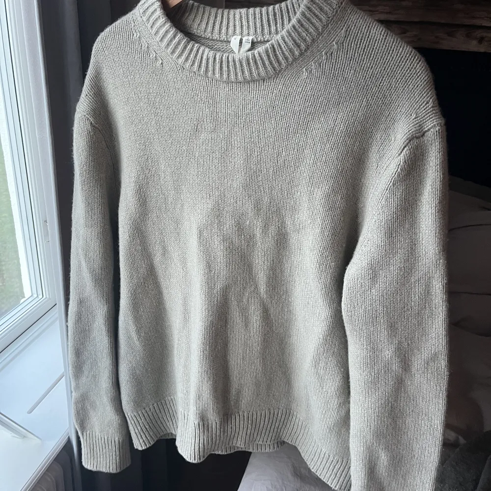 Hej! Säljer nu denna super snygga ull tröjan från arket som är använd sparsamt 🙌 tveka inte på att höra av dig🤝. Tröjor & Koftor.