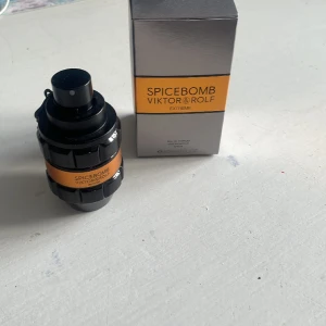Spice bomb extreme 50 ml  - Säljer då den inte faller mig i smaken , 45 ml kvar då den är sparsamt använd , köpt från notino i november . Kan även byta mot rätt parfym. Håller 8+ h