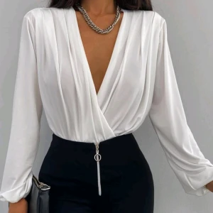 Elegant Blus  - Elegant tröja köpt för 100kr, säljer för 60kr. Köparen står för frakt