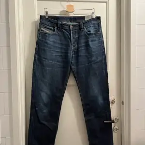 Ett par diesel jeans med sjukt fin slitning, dem är i modelen regular taperd 