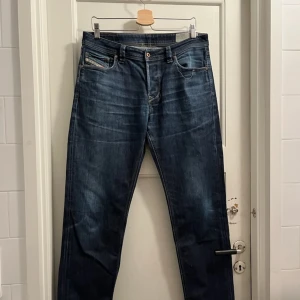 Diesel jeans  - Ett par diesel jeans med sjukt fin slitning, dem är i modelen regular taperd 