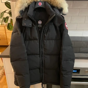 Canada goose chelsea parka - Använd två vintrar, fint skick. Kvitto finns, köpt online på Johnells. Nypris 17.800 kr