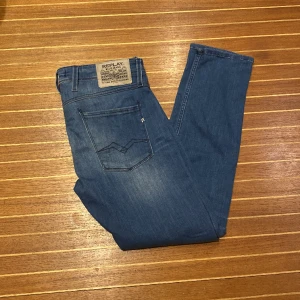 Replay jeans - Tja! Säljer dessa replay jeans i storlek 32/32. Modellen är anbass. Skick 9/10. De passar mig som är 185. Priset är inte hugget i sten😁 Hör gärna av er vid frågor och funderingar!😁