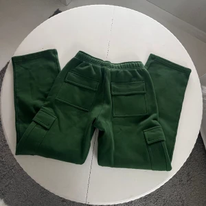 Aritzia TNA cargo sweatpants (oanvända) - Helt nya, oanvända.  Superpopulära gym-mjukisbyxorna från Aritzia. Nypris 900kr, plus frakt på ca 200kr samt tullkostnader som tillkommer från Canada.   Passar storlekarna XS, S och liten M. Beroende på hur man vill att de ska sitta. 
