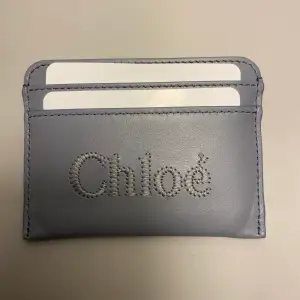 Säljer min helt nya chloé plånbok. Aldrig använt och i nyskick. Självklart äkta. Äkthesbevis samt distrahera och kartong medföljer. Pris kan diskuteras 
