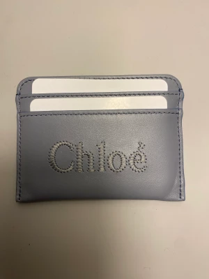 Chloe plånbok - Säljer min helt nya chloé plånbok. Aldrig använt och i nyskick. Självklart äkta. Äkthesbevis samt distrahera och kartong medföljer. Pris kan diskuteras 