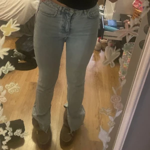 Ljusblå jeans  - Hej jag säljer dessa ljusblå jeans från Gina med medelhög midja och slits nertill, de är väldigt fina men kommer tyvärr inte till användning, skriv för fler bilder!