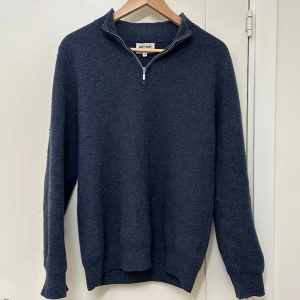 Soft Goat Half zip - Väldigt schysst Half zip-tröja från Soft Goat i 100% Kashmir. Ett litet hål på undersidan av vänstra armen, syns dock inte när man har på sig tröjan (skriv gärna för bild). Nypris 2 695 kr. Priset kan diskuteras vid snabb affär!