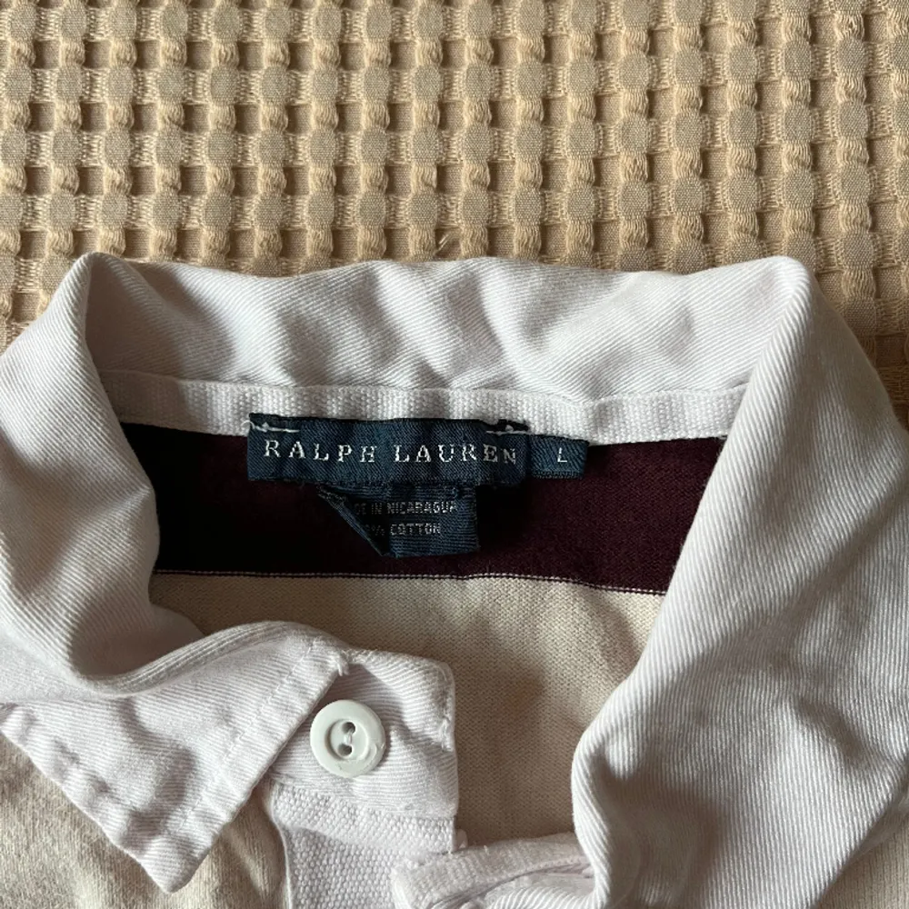 Superfin skjorta från Ralph Lauren! 😍💕Randig vit/vinröd, i bomull, långärmad vintage tröja i storlek L. Känns dock mer som S/M. I använt skick men fin och fläckfri! . Skjortor.